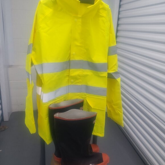 Boss rubber steele shank boots 10 & med Boss high vis jacket main image 5